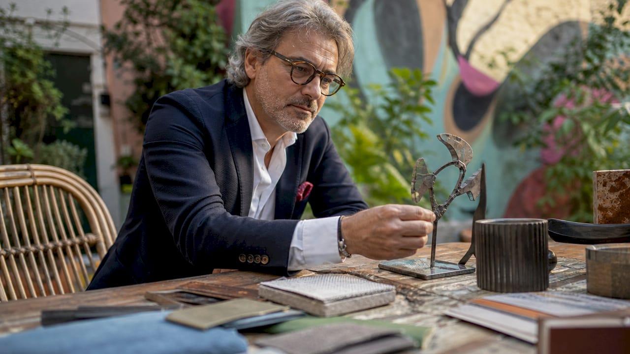 Un designer alle prese con la scelta di materiali riciclati, valutando qualità e potenzialità per nuovi progetti.