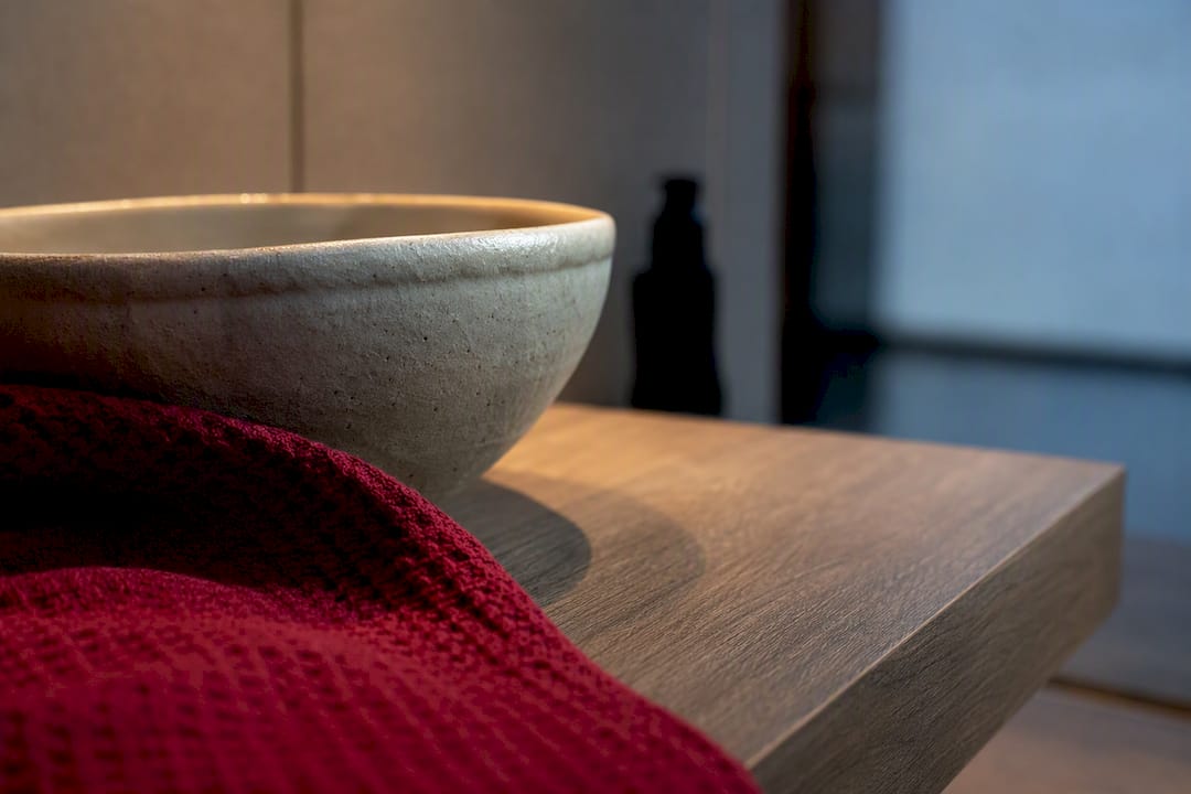 Particolari naturali in un bagno in stile Japandi