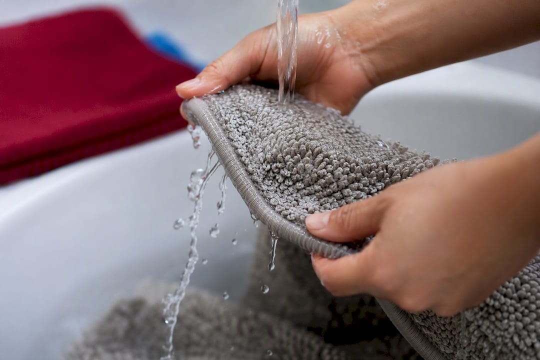 Bordo del tappeto da bagno delicatamente sciacquato