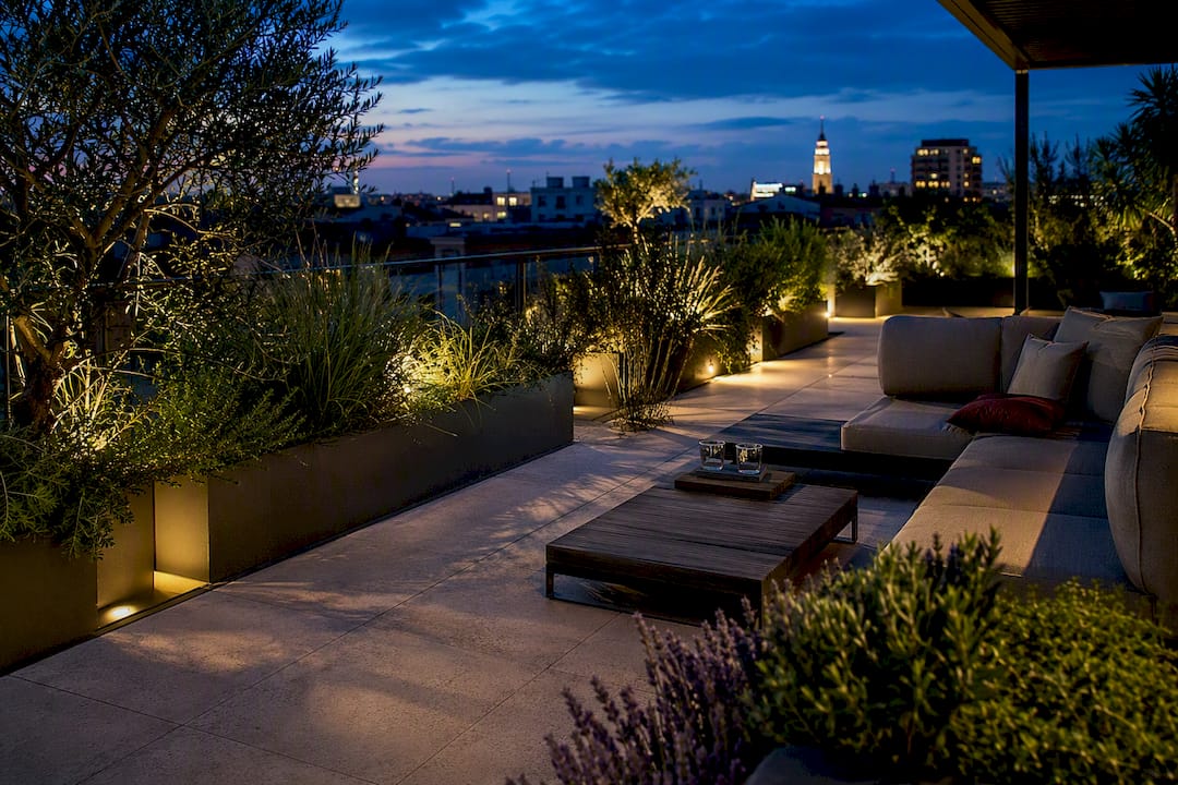 Terrazza cittadina con piante e fioriere