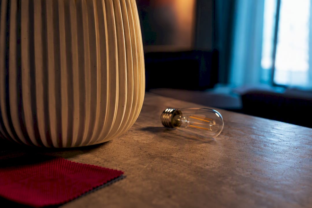 Particolare di una lampada di design elegante per interni