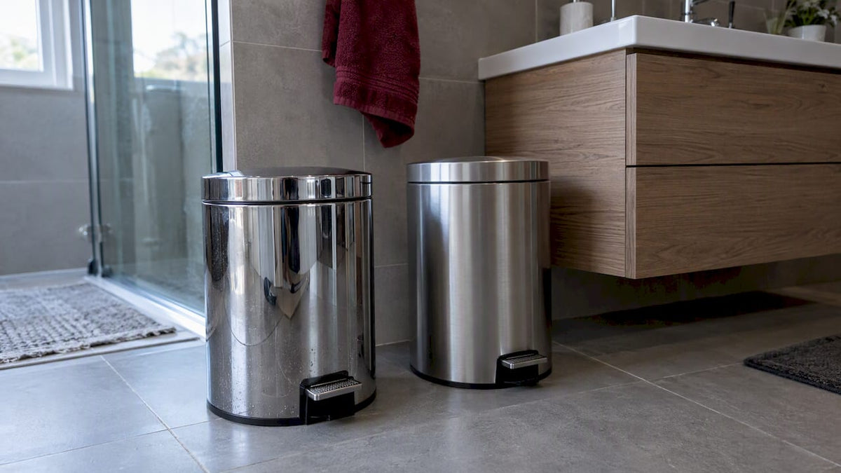 Cestini per bagno in acciaio con dettagli metallici