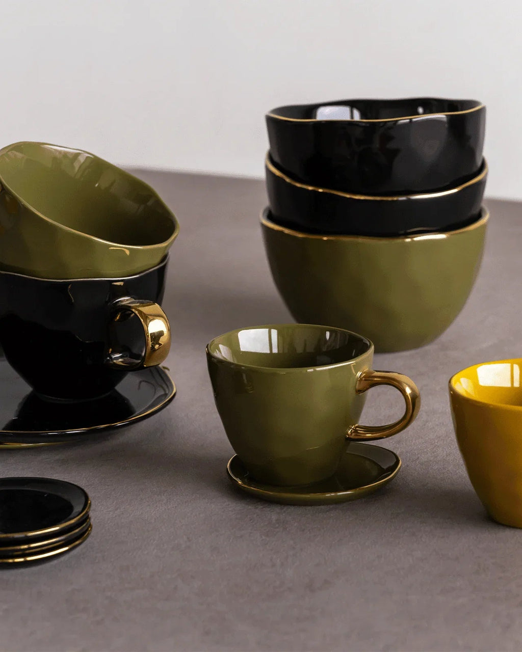 Good Morning - Set 4 Ciotole in ceramica nere con bordo dorato,  Ø14 cm