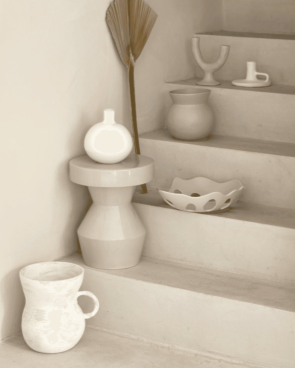 Sculptural - side table in ceramica