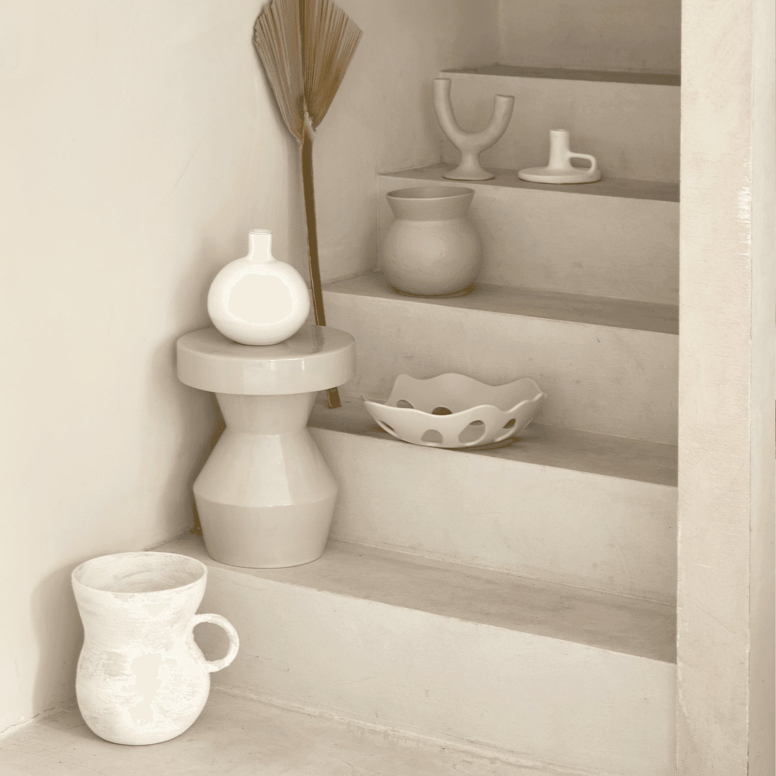 Sculptural - side table in ceramica