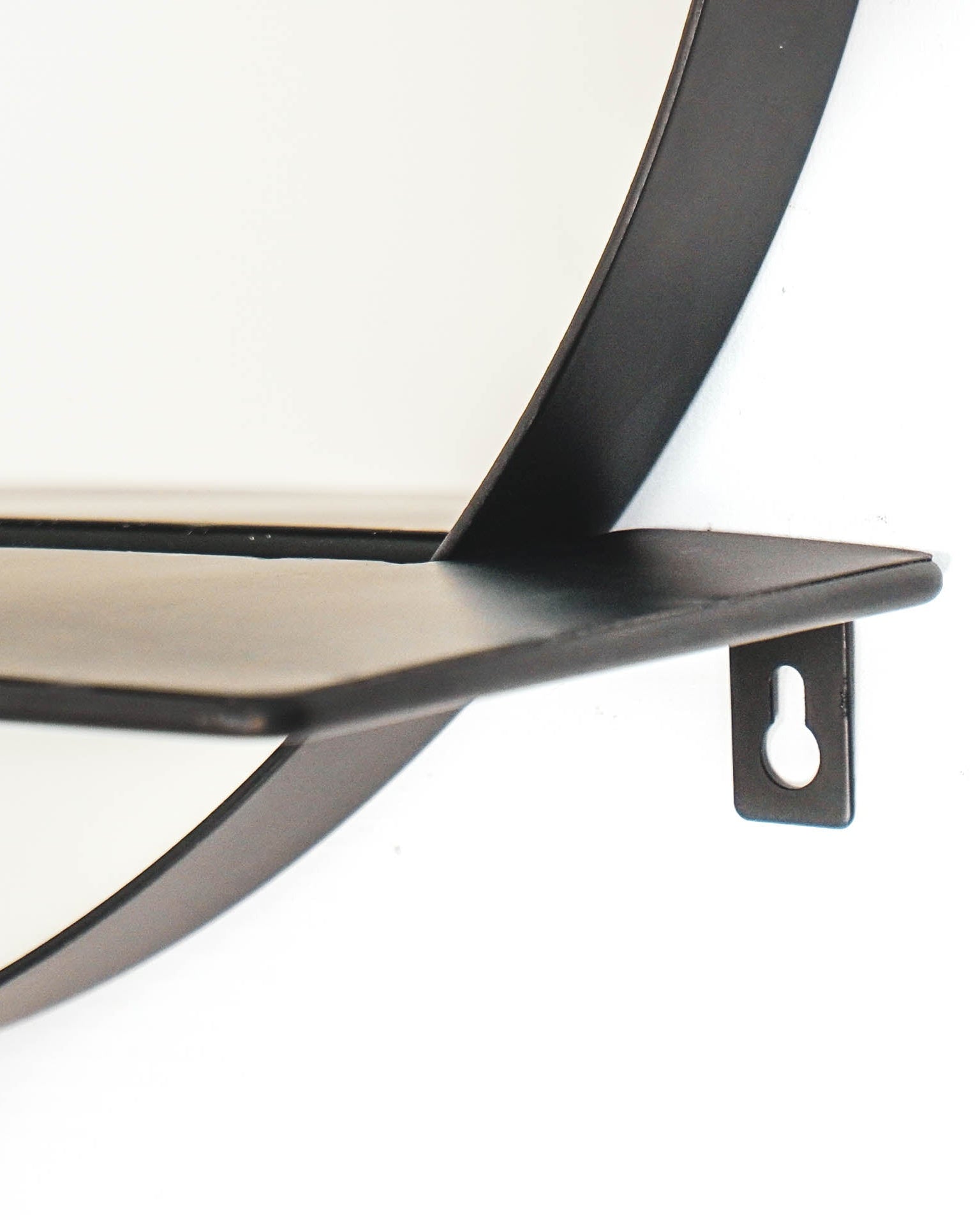 Round - Specchio  rotondo con cornice in metallo e mensola, nero, Ø40cm