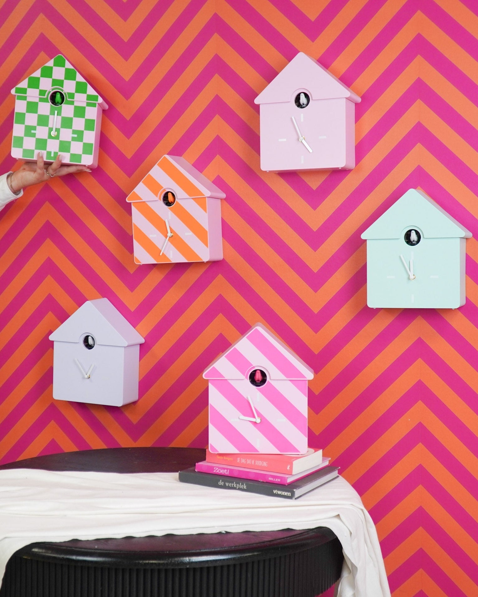 Cucù - Orologio a parete a cucù a righe rosa - 24x27x9cm