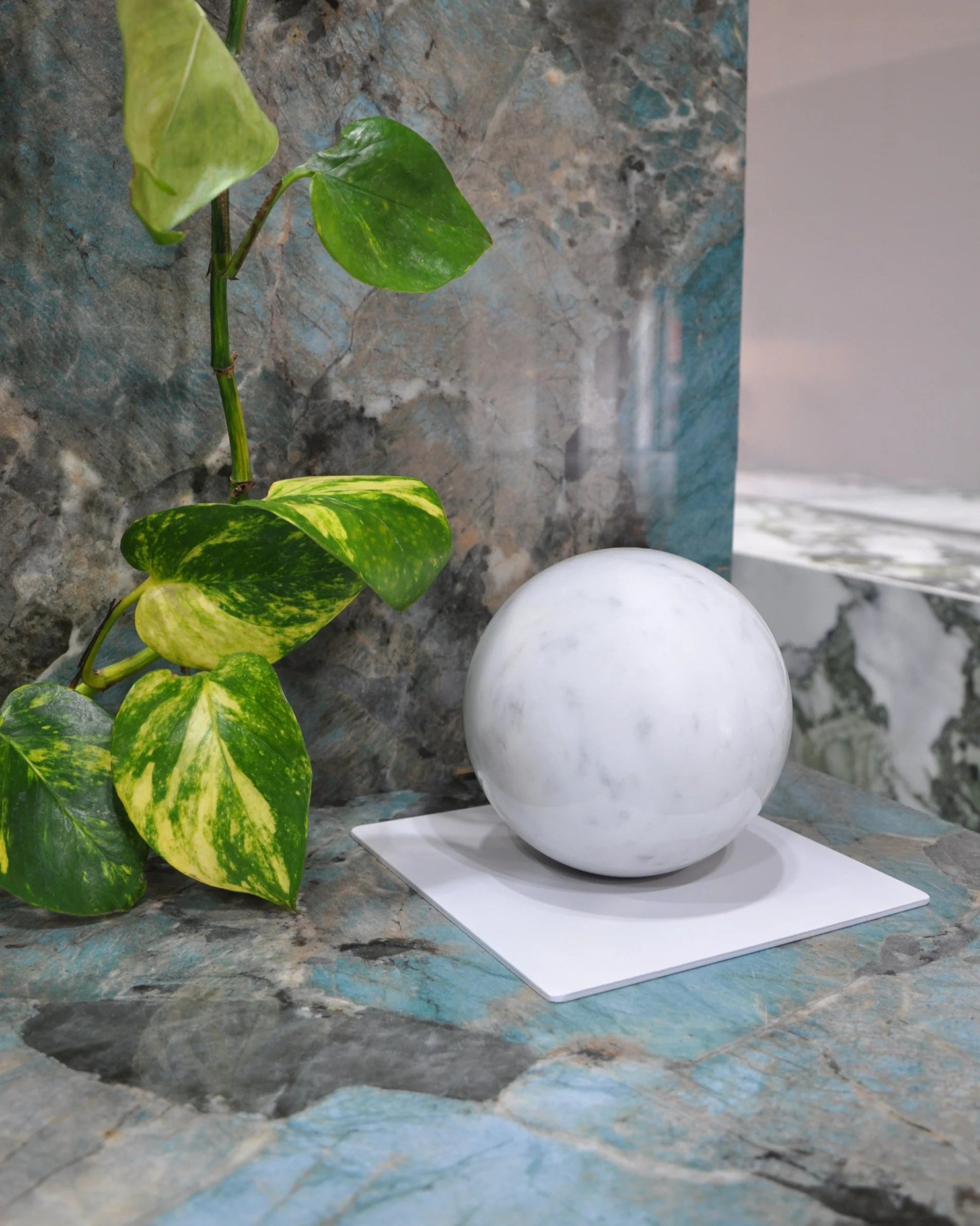 Gea - fermacarte di design con sfera in marmo