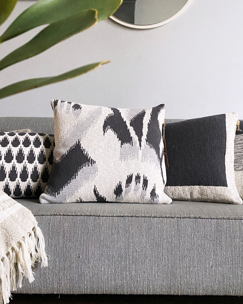 Ikat - cuscino antracite in cotone biologico, 50x50 cm