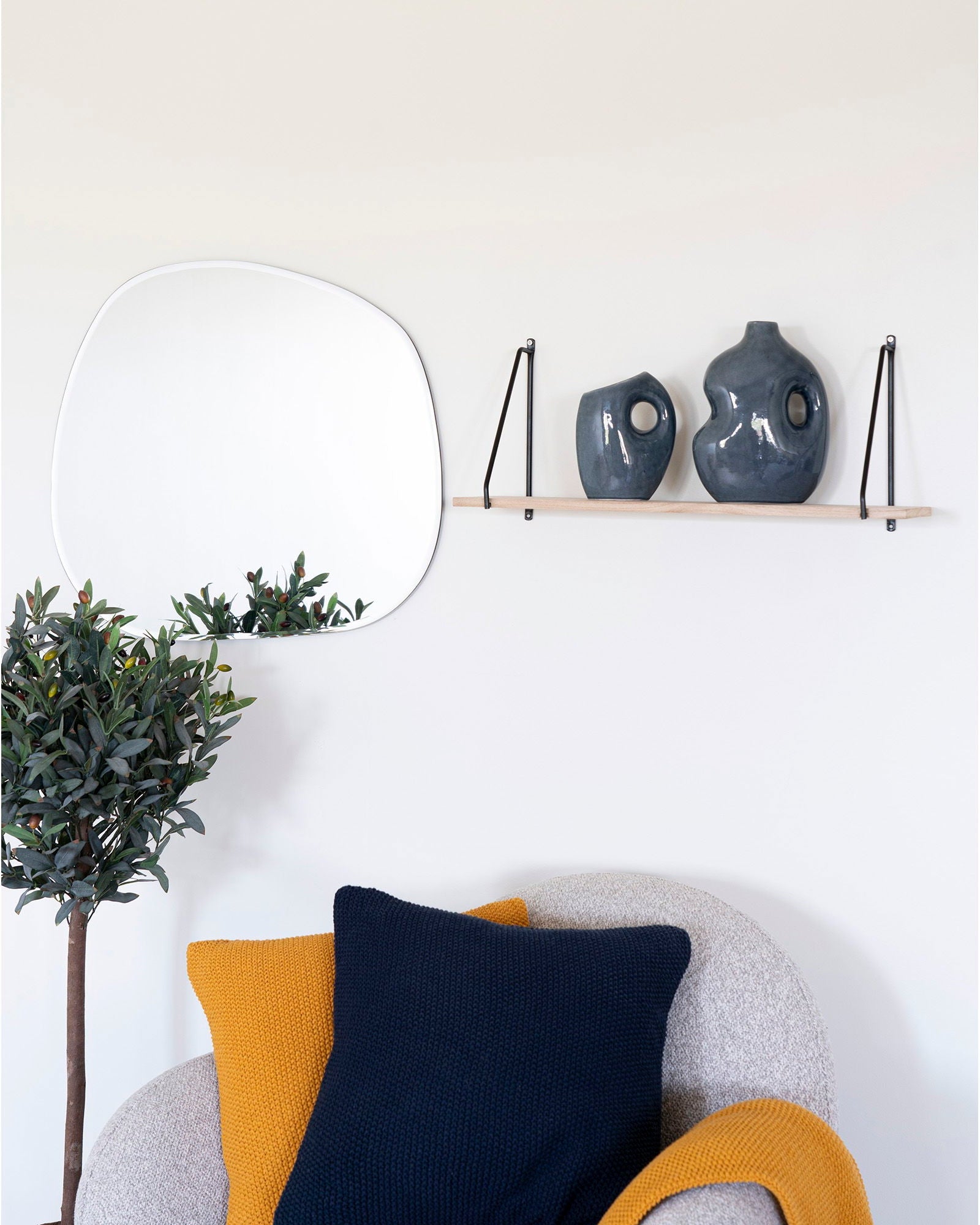 Hole - Vaso scultoreo in ceramica blu