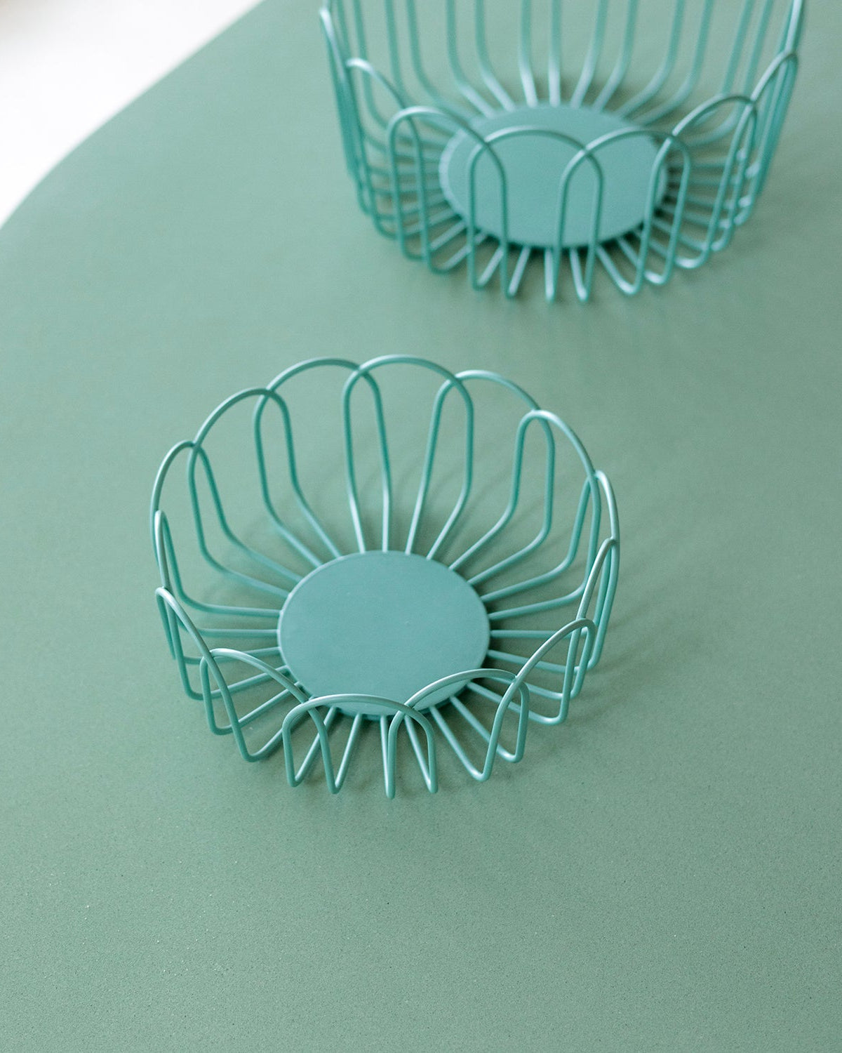 Flores - Cestino in filo di metallo verde acqua, 16xH7cm