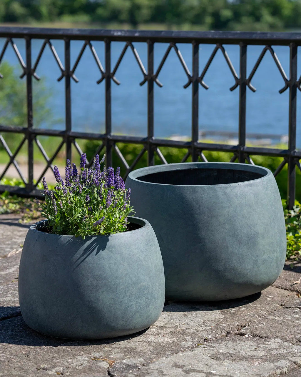 Stanbury - set due vasi da esterno in fiber clay grigio verde.