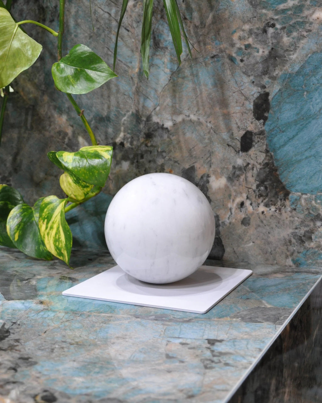 Gea - fermacarte di design con sfera in marmo