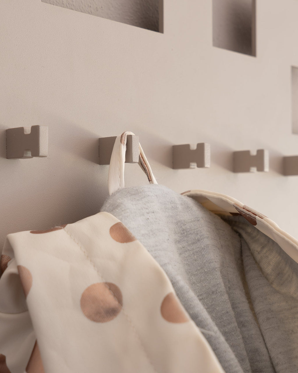 Tetromino - appendiabiti in metallo beige, modulare