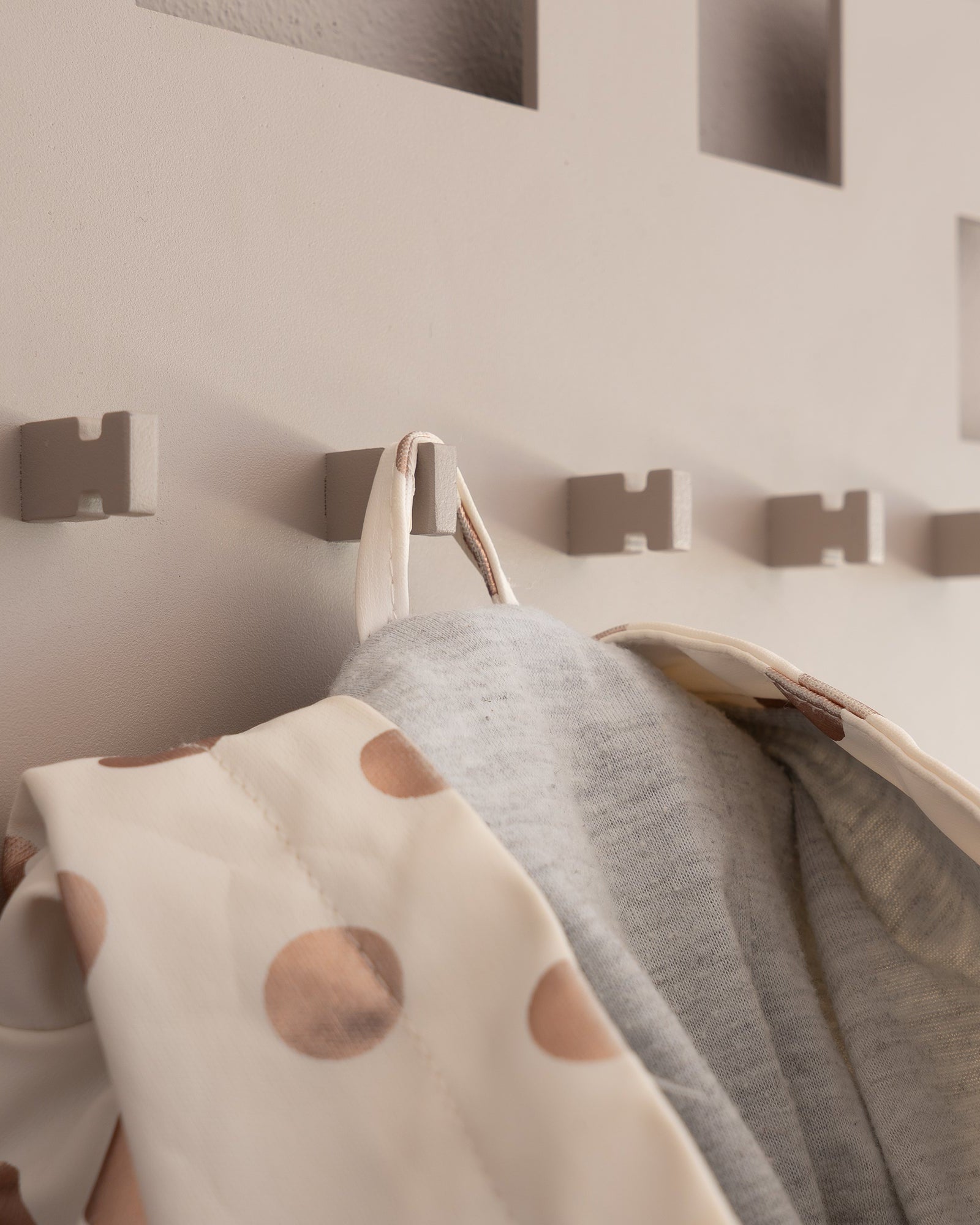 Tetromino - appendiabiti in metallo beige, modulare