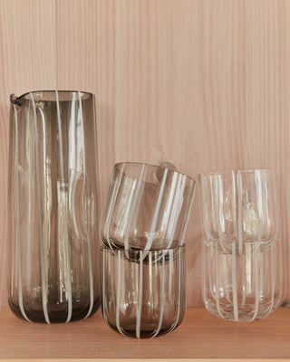 Mizu - Brocca in vetro grigio a righe