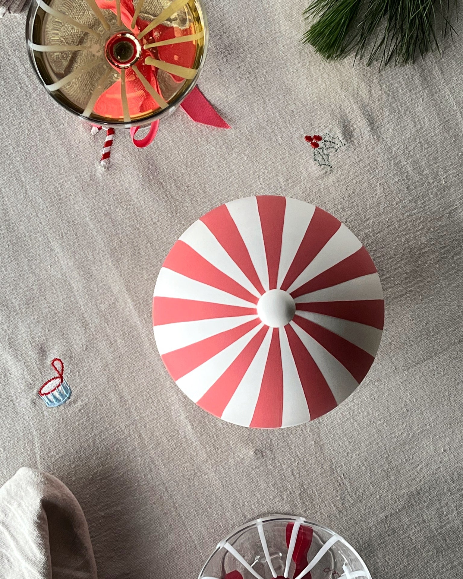 Toppu -  Ciotola in ceramica a righe rosse e bianche