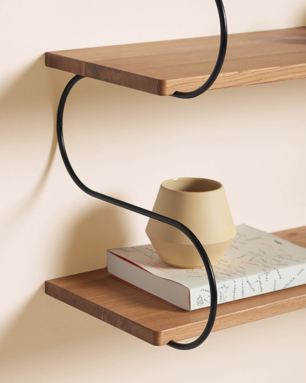 Onda - libreria in rovere e acciaio nero