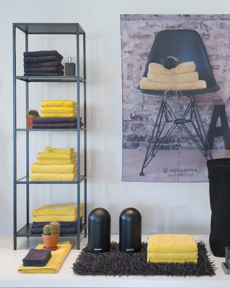 Elegante abbinamento di asciugamani Aquanova grafite e giallo curry