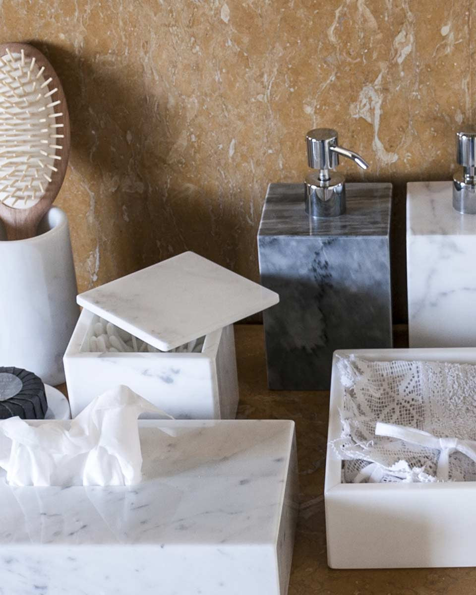 Accessori bagno eleganti in marmo grigio