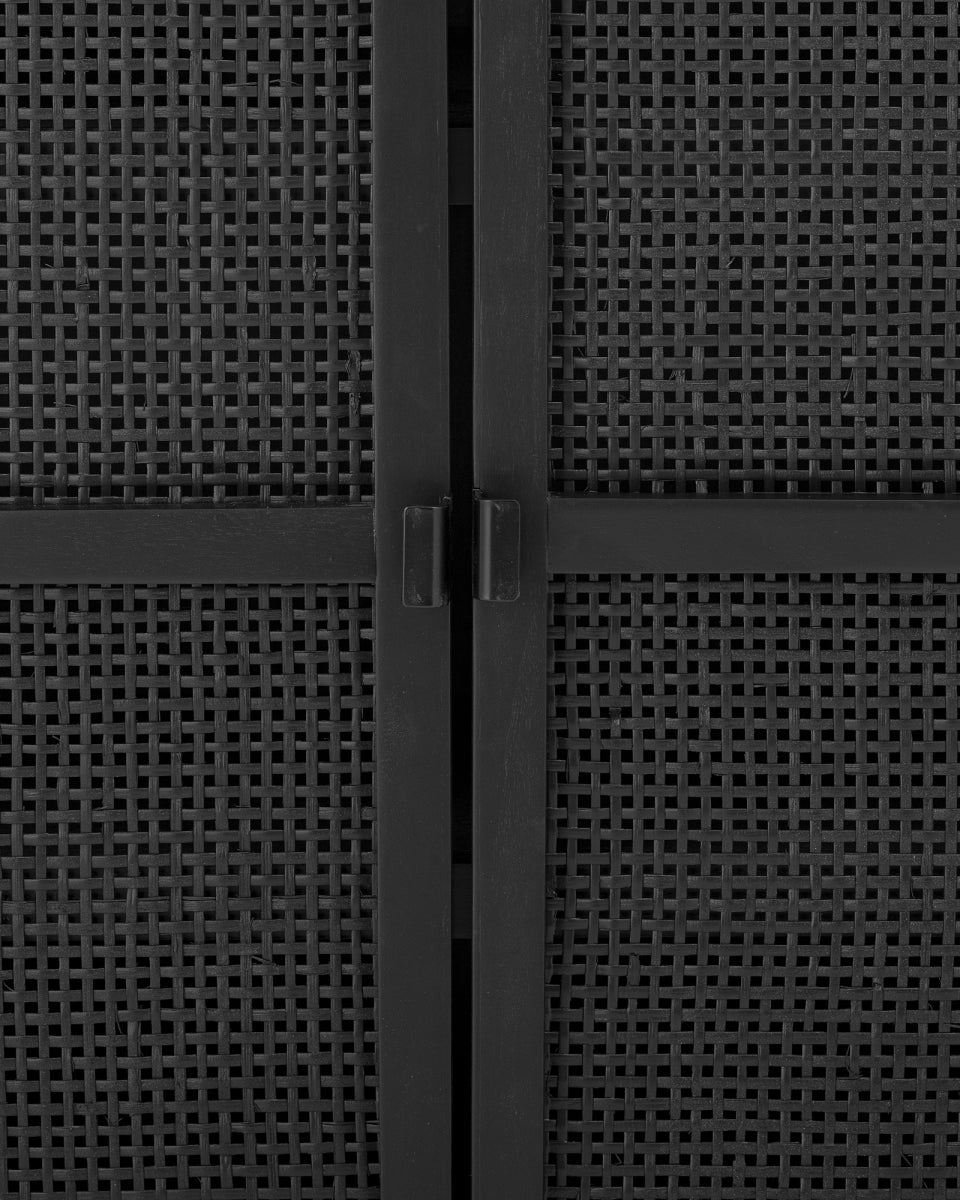 Mobile con ante in rattan traforato