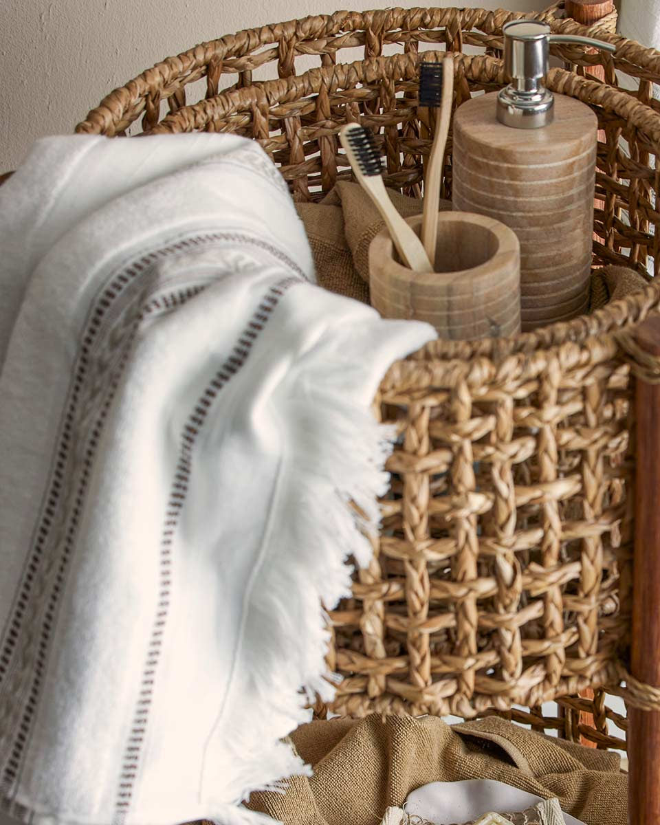 Asciugamani bianco con ricami