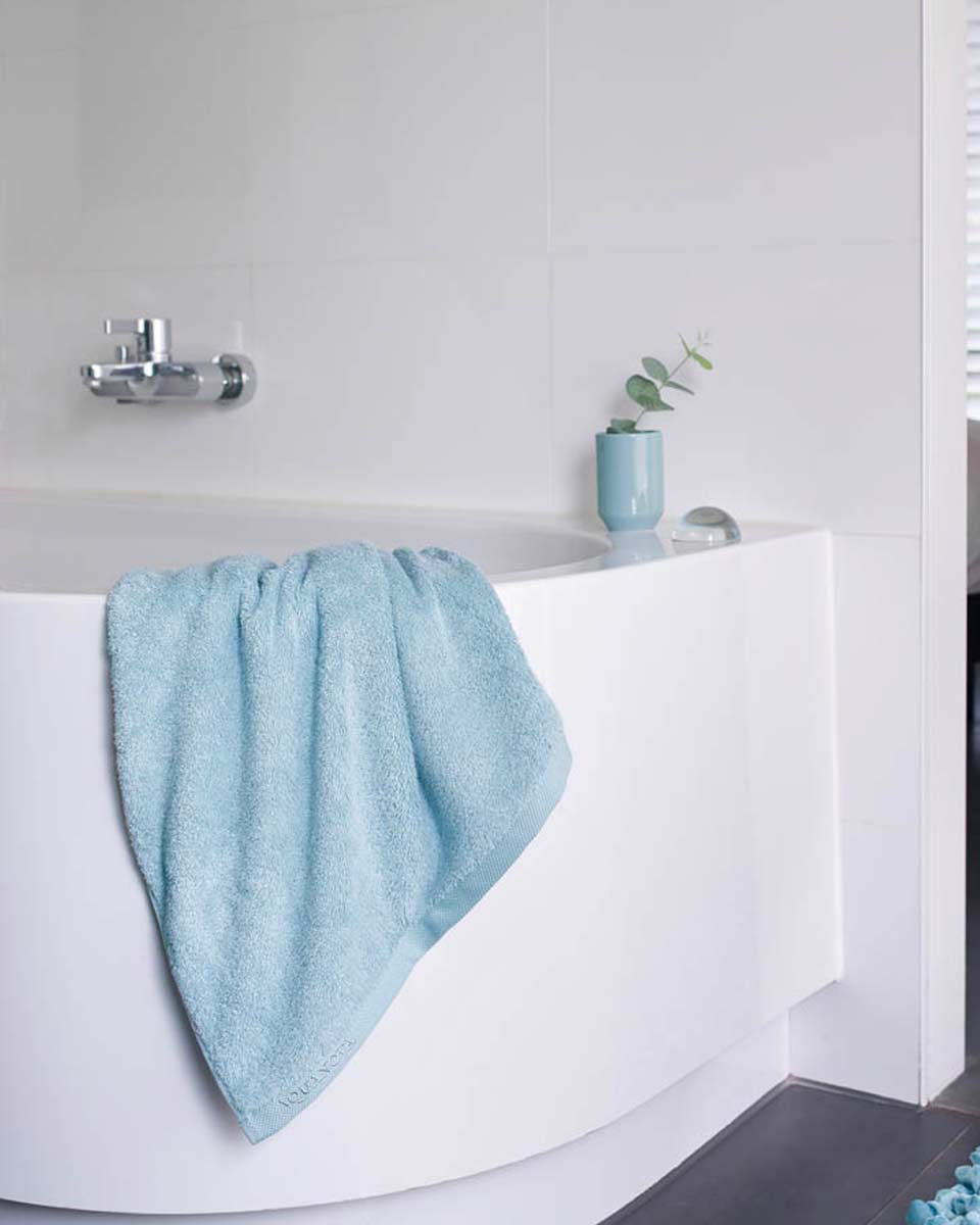 Morbido e avvolgente asciugamano azzurro Aquanova