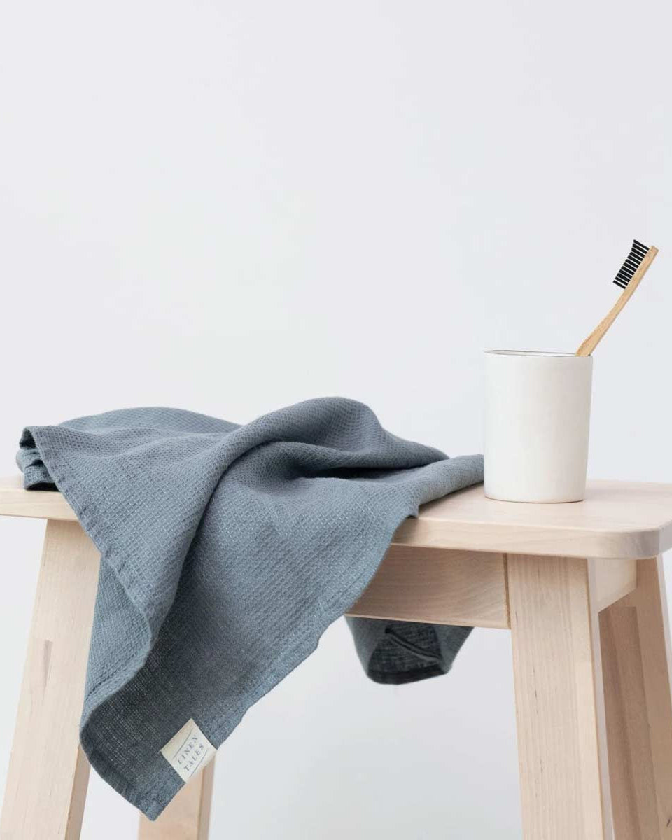 Asciugamano in lino azzurro polvere