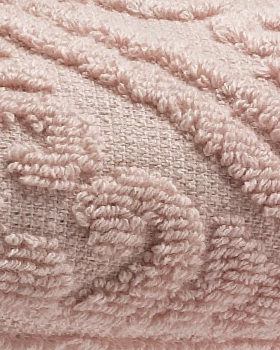 Asciugamano rosa chiaro firmato Vivaraise per vestire con delicatezza il tuo bagno.