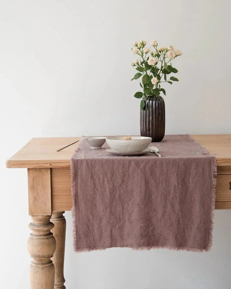 Fringes - runner in lino rosa antico con frange