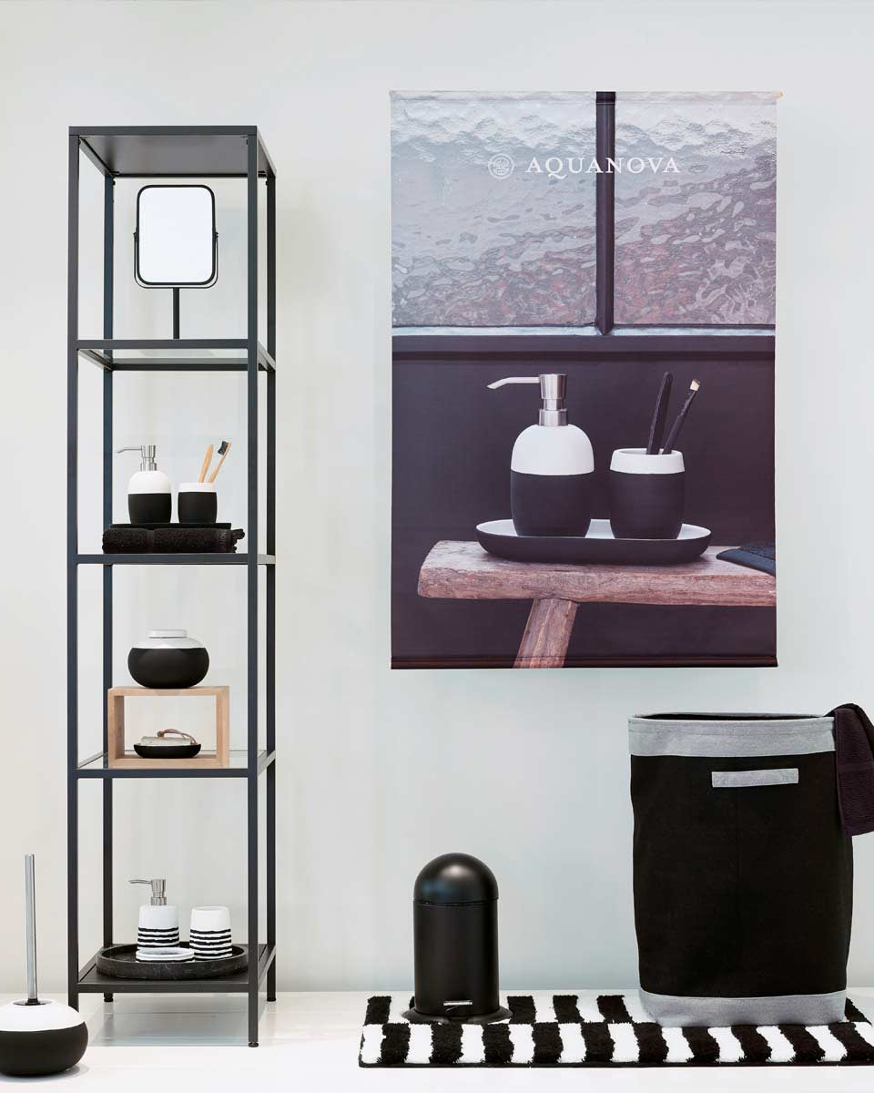 Bagno con asciugamani neri