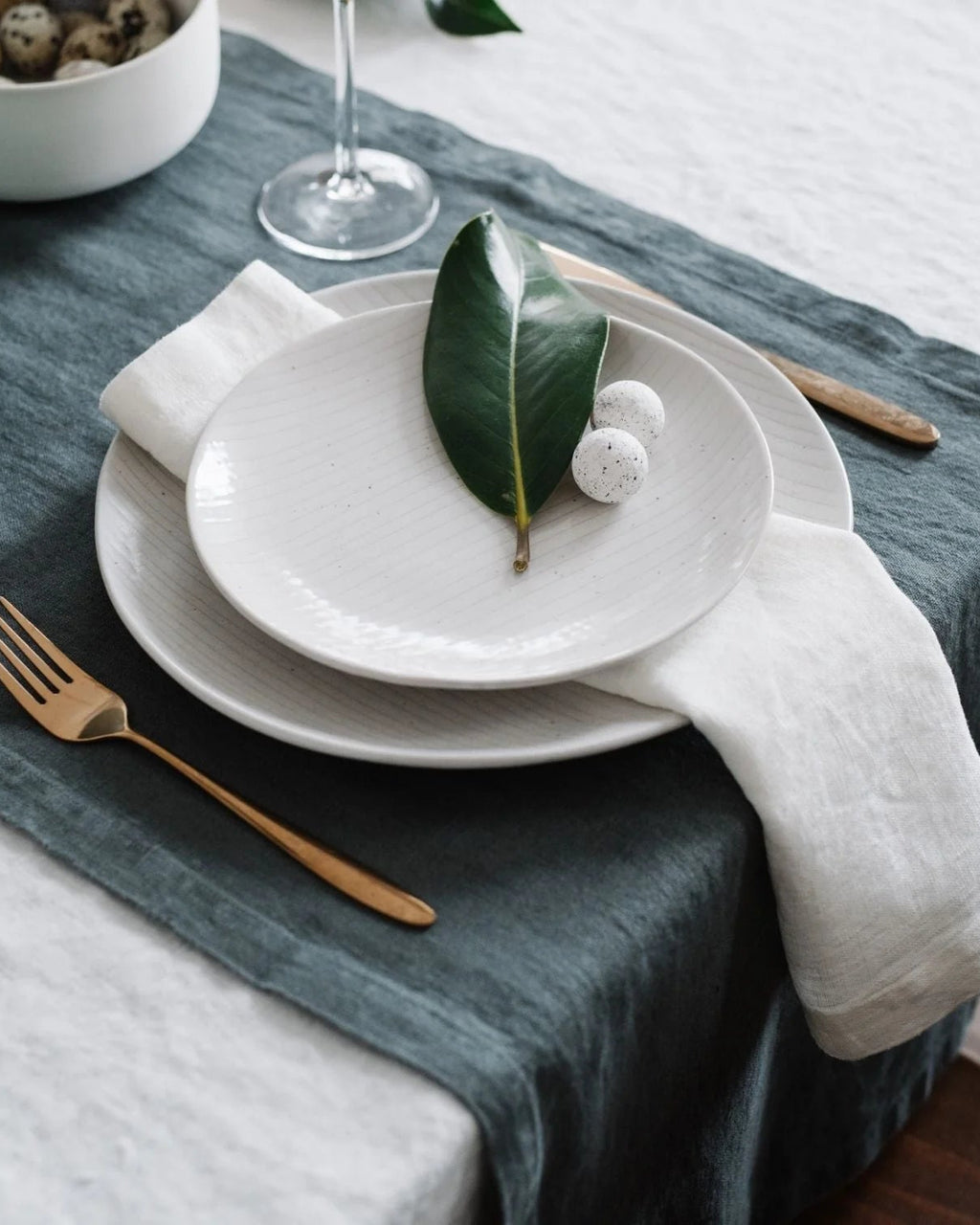 Blue Fog - runner in lino azzurro polvere