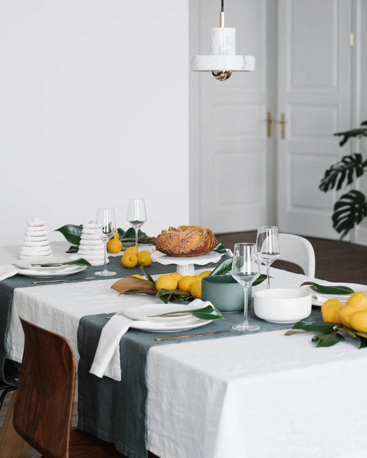 Blue Fog - runner in lino azzurro polvere