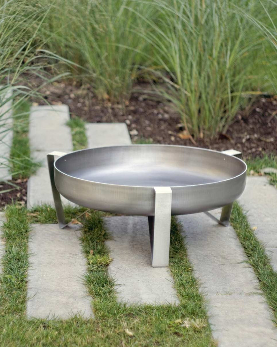 Scalda le tue serate in giardino con un braciere di design