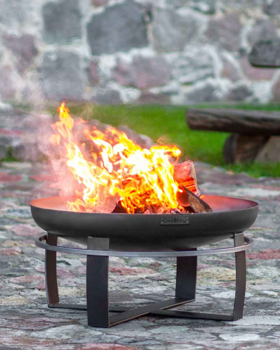 Braciere moderno con accessori per barbecue