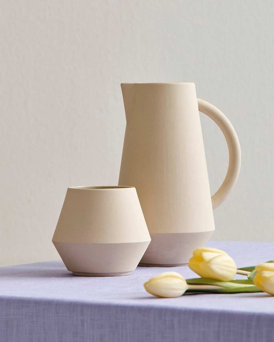 Caraffa in ceramica gialla