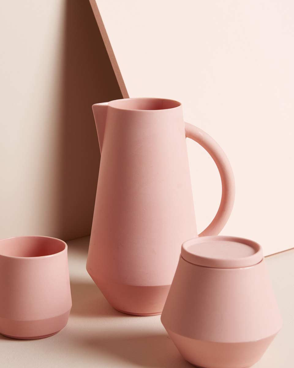 Caraffa in stile nordico realizzata in ceramica