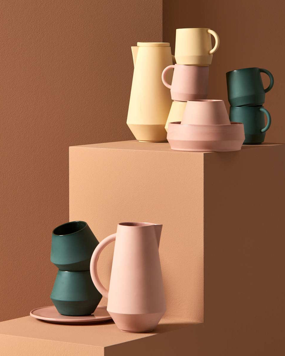 Caraffa e piatti in ceramica nordica