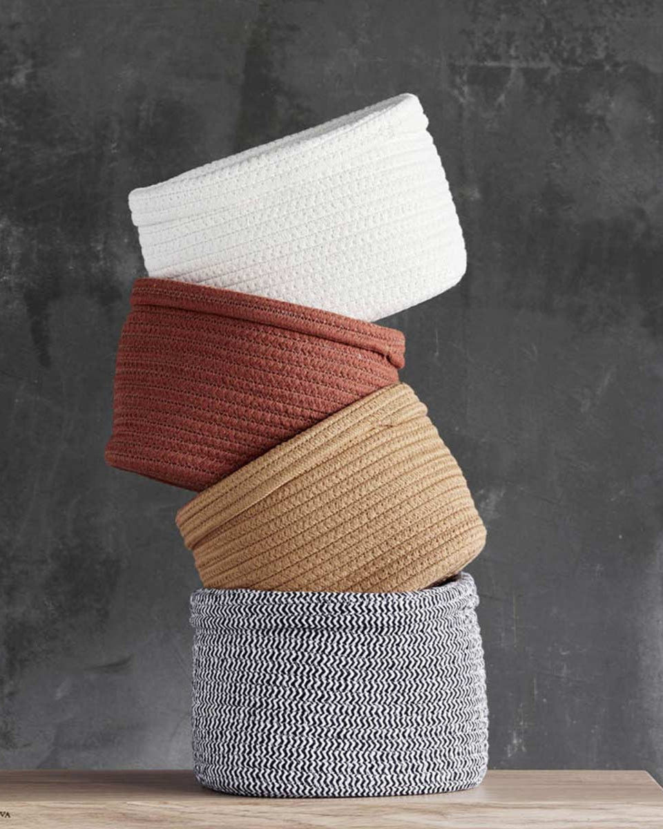 Cesti colorati per il bagno