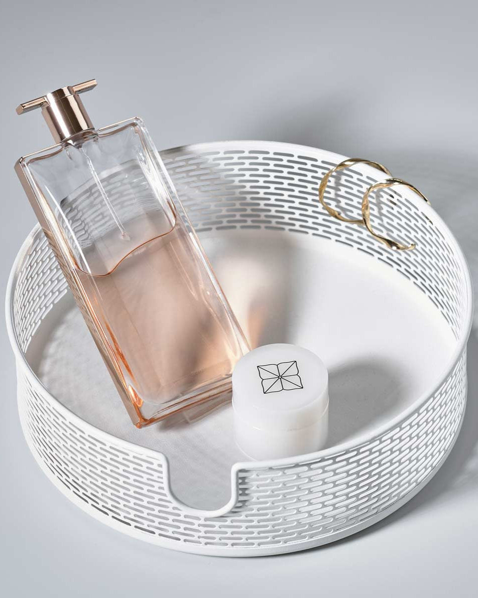 Cestino in metallo bianco per il bagno