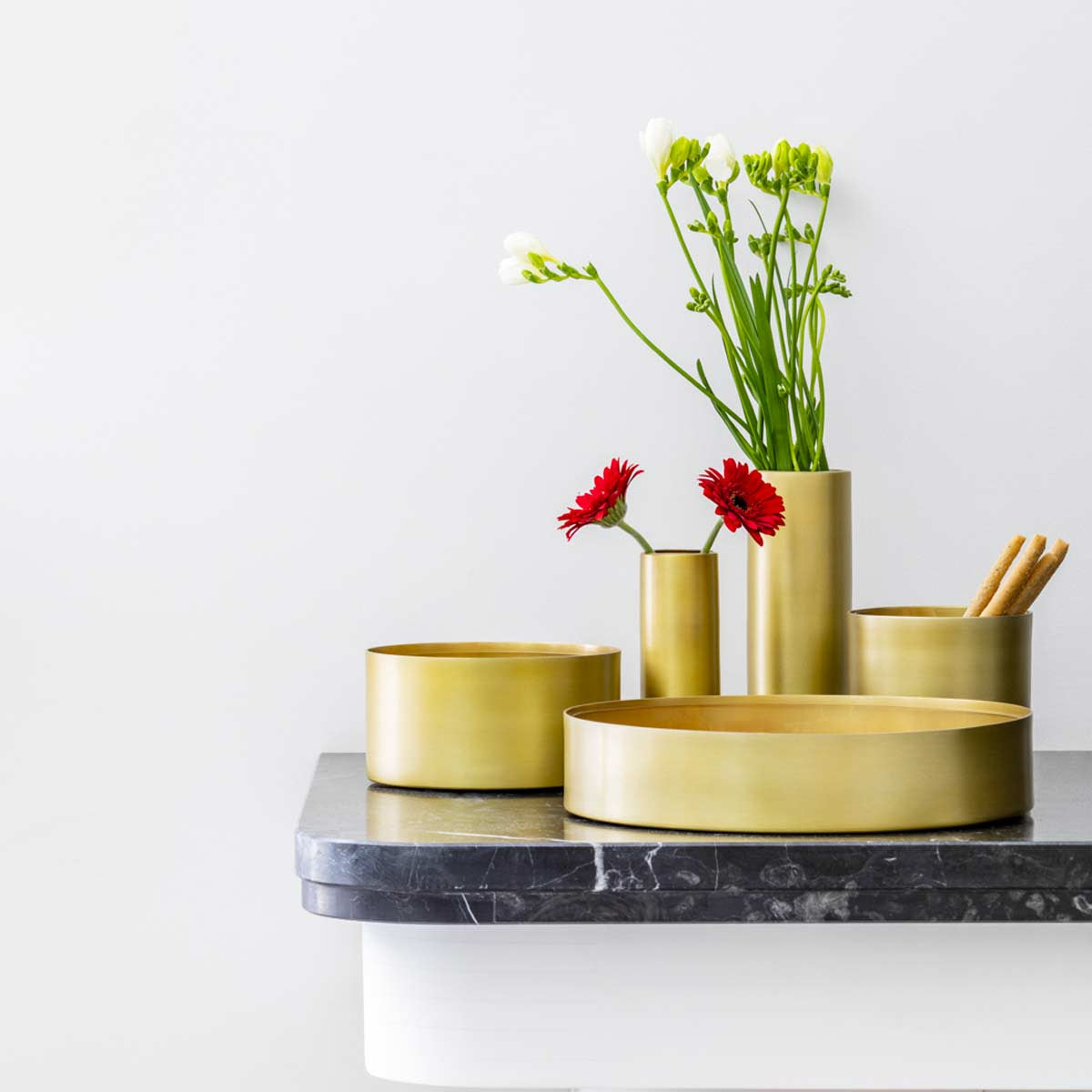 Collezione di vasi e ciotole di design in metallo