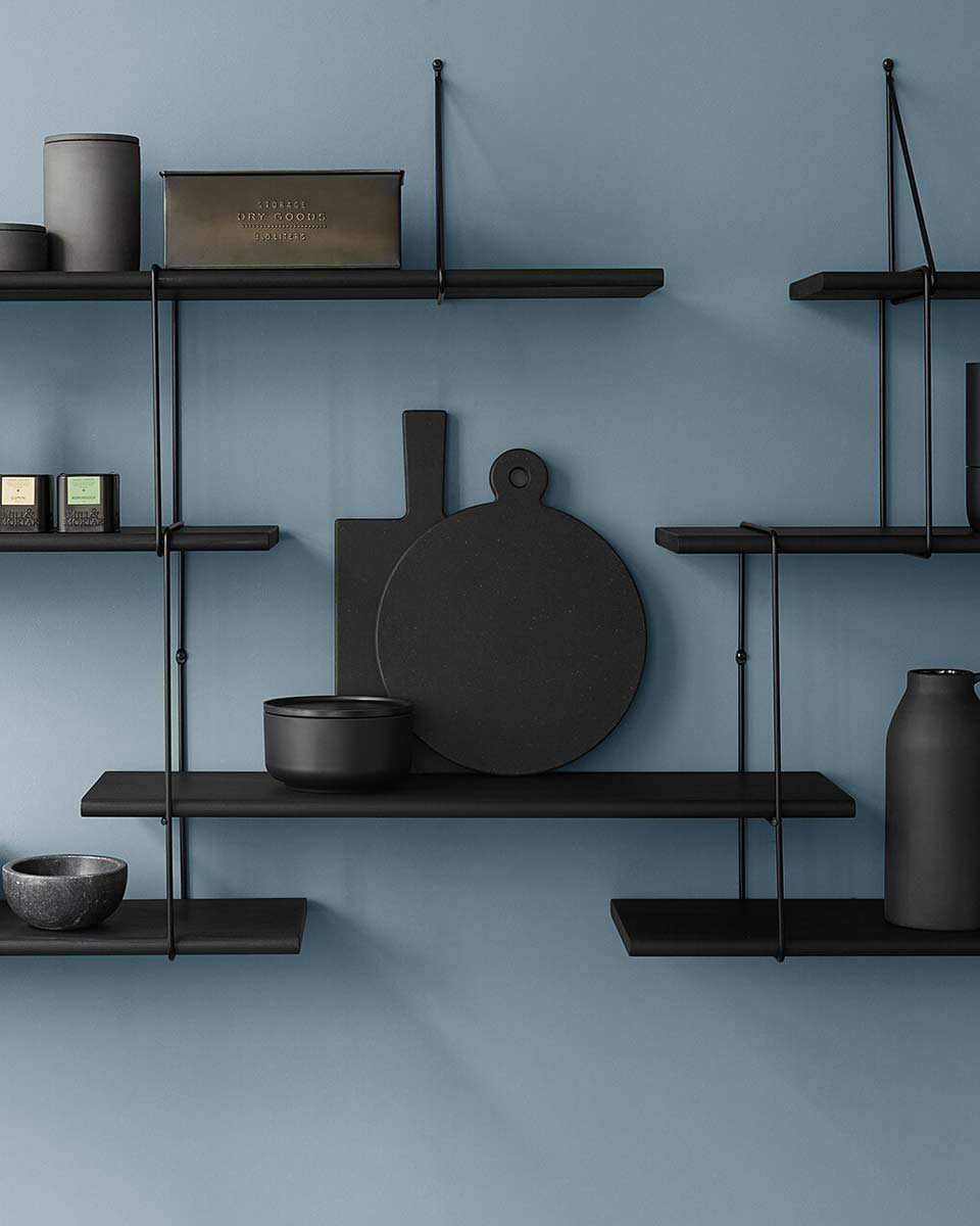 Composizione mensole nere per libreria di design