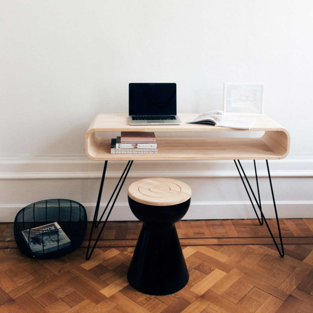 Piccola consolle in legno chiaro per lavorare da casa