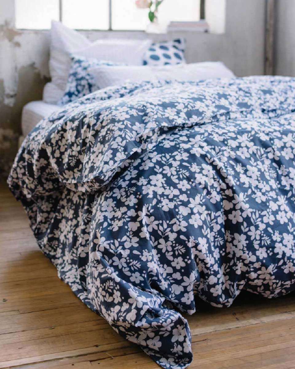 Copripiumino blu a fiori bianchi