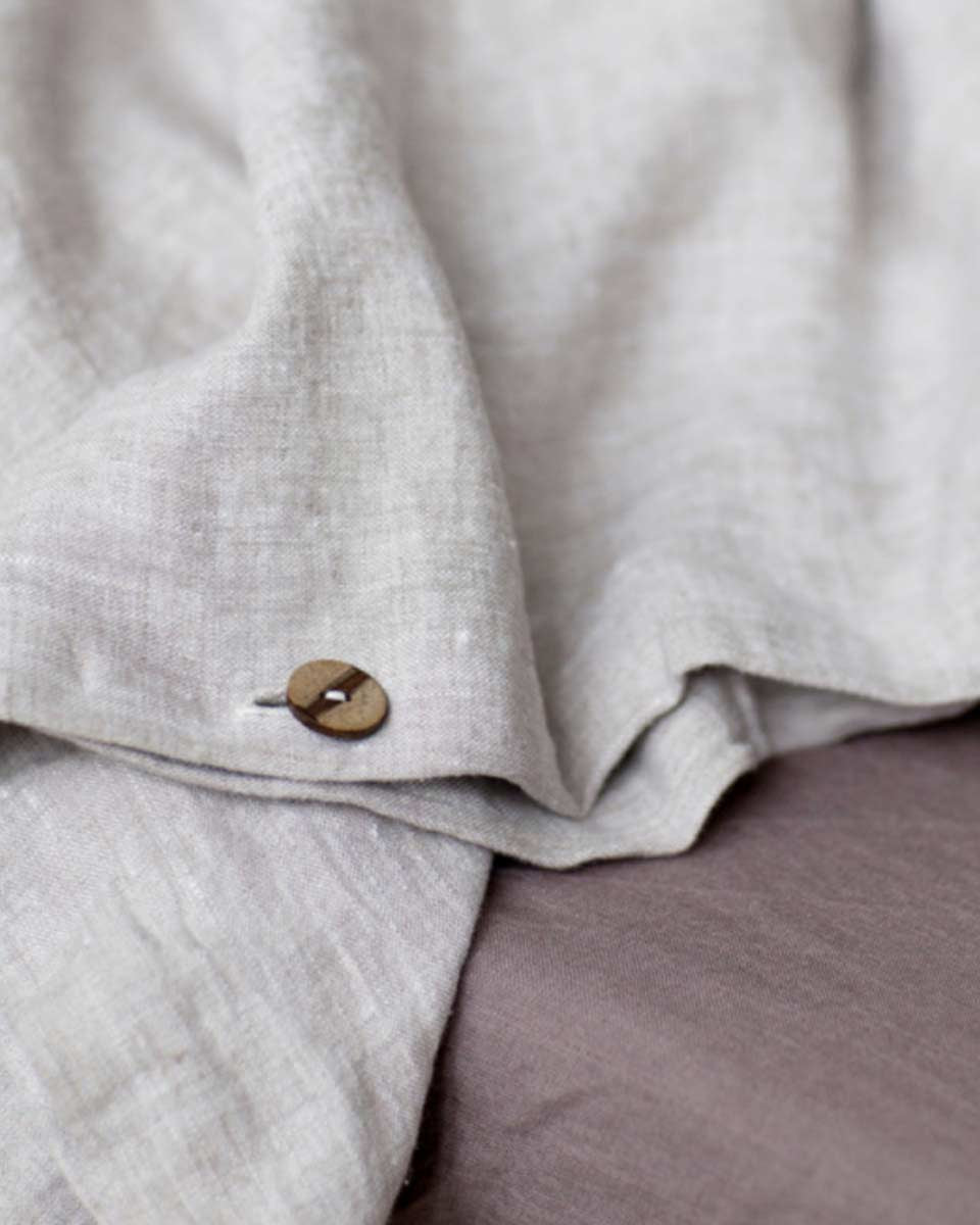Copripiumino in lino beige rifinito con bottoni in legno