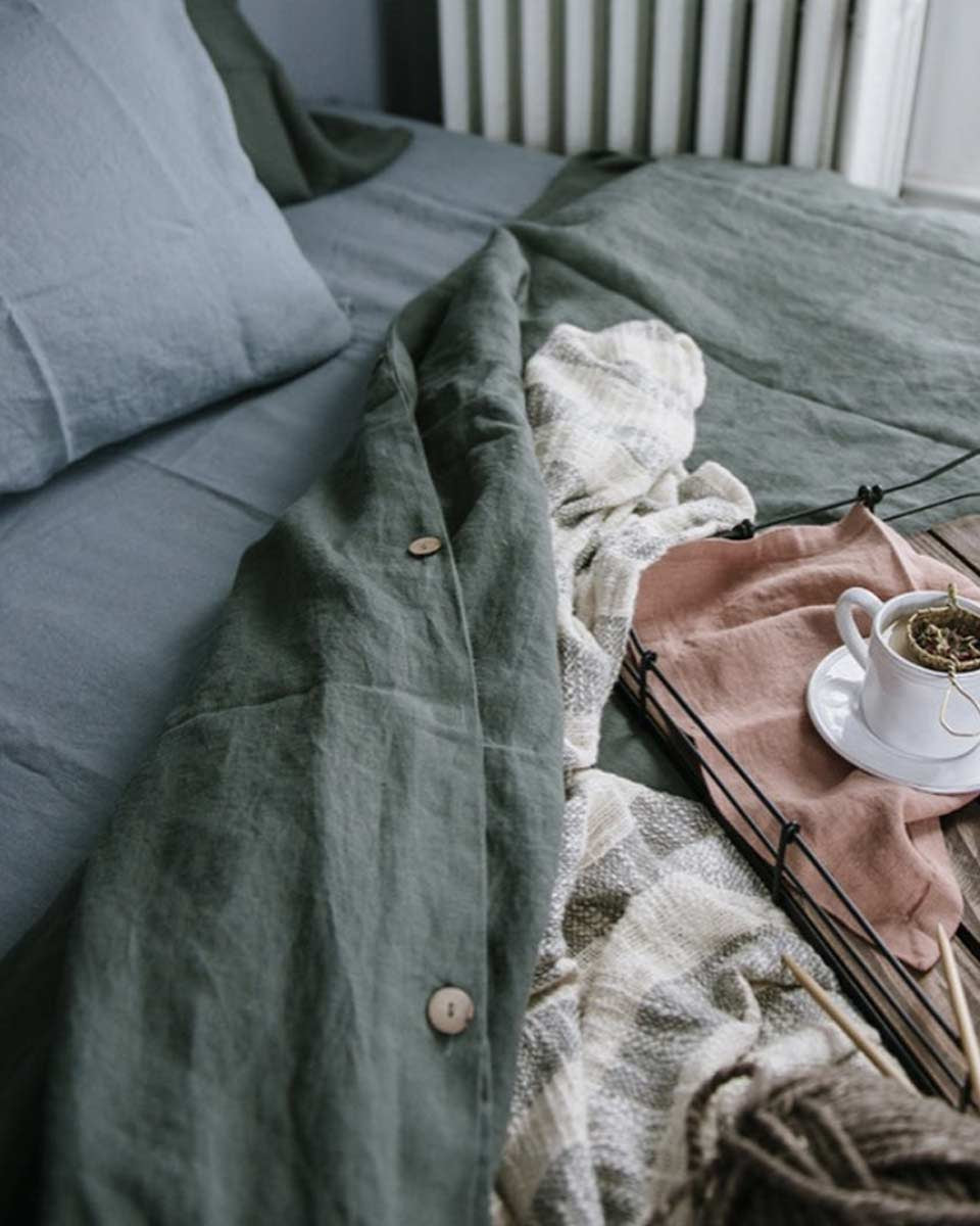 Abbina il copripiumino di lino verde con il lenzuolo azzurro polvere per un effetto di puro relax