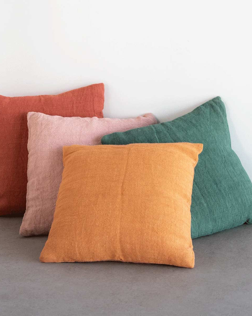 Cuscini decorativi in iuta e tessuti naturali