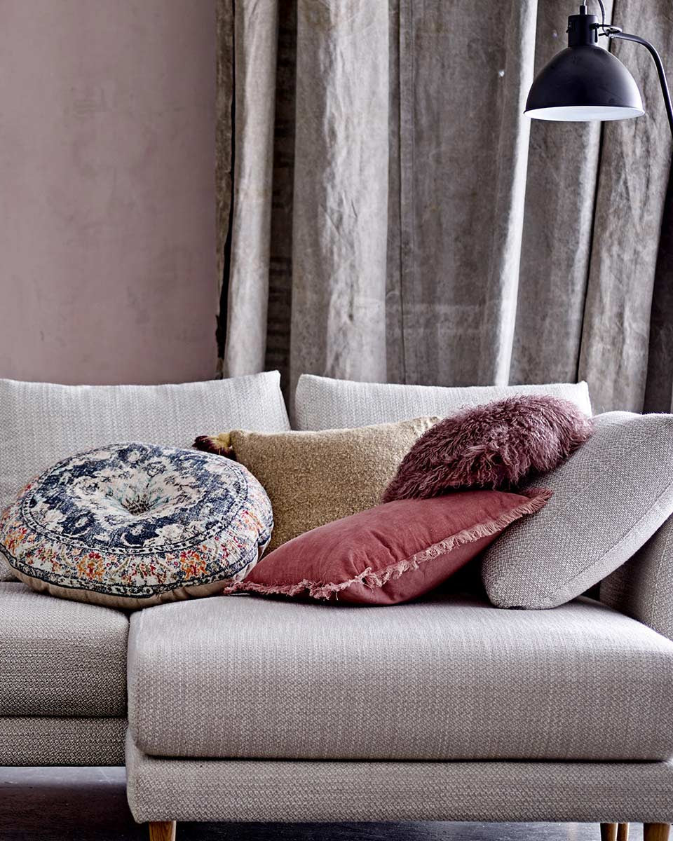 Cuscino giallo con nappe