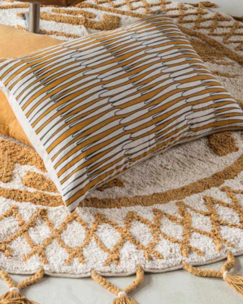 Cuscino di lino giallo ocra con stampa fantasia