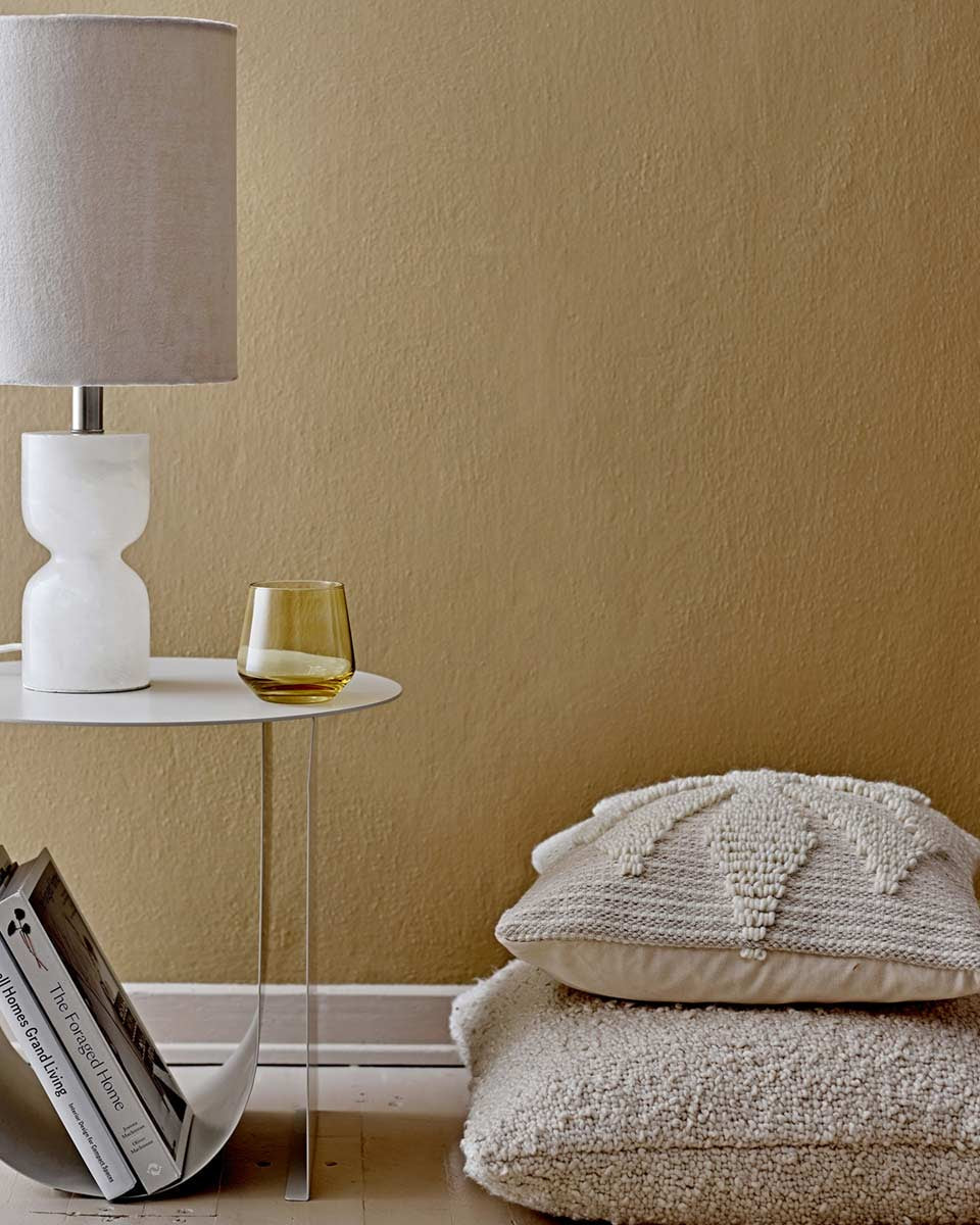 Questo cuscino 50x50 si presta ad essere posato sul pavimento come seduta alternativa